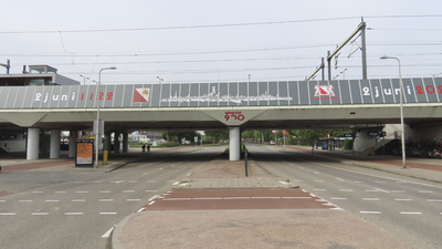 901864 Gezicht op het spoorwegviaduct over de Cartesiusweg bij station Utrecht Zuilen, vanuit het noordoosten. Op de ...